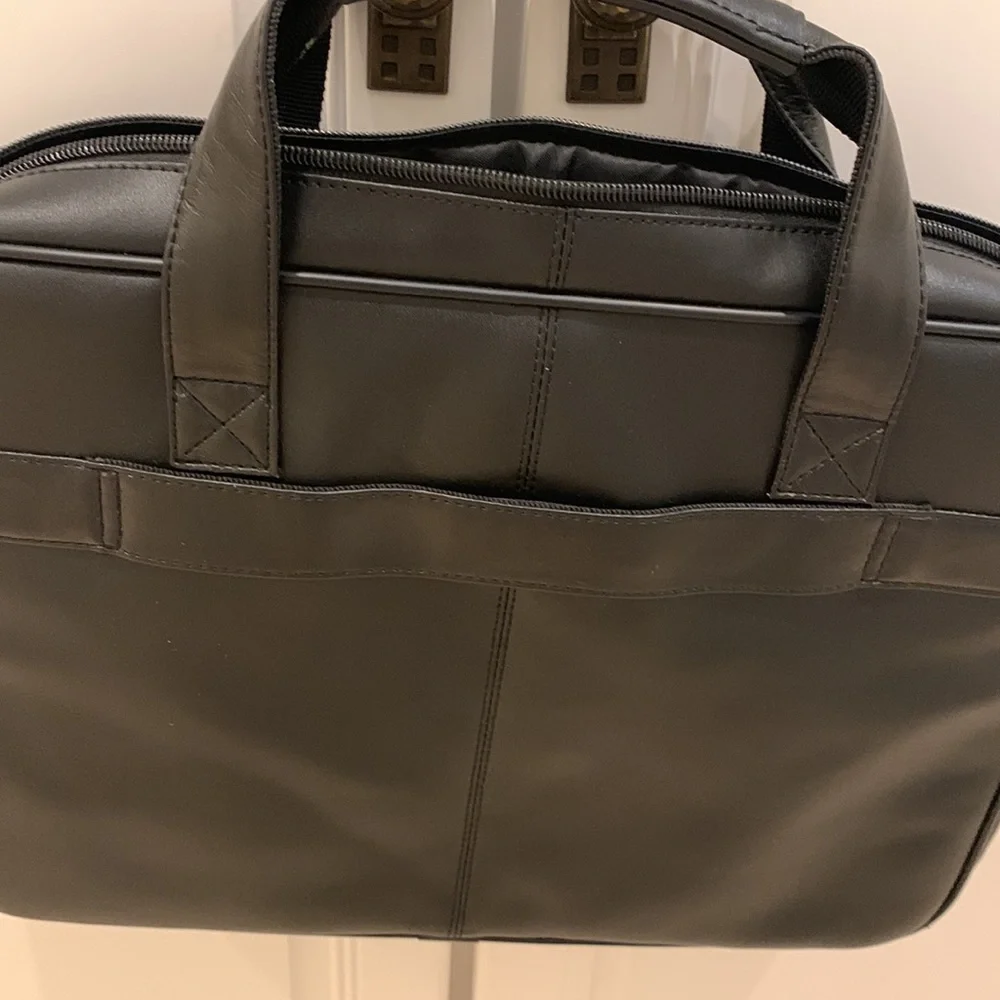 NWT Samsonite classic leather slim briefcase color black